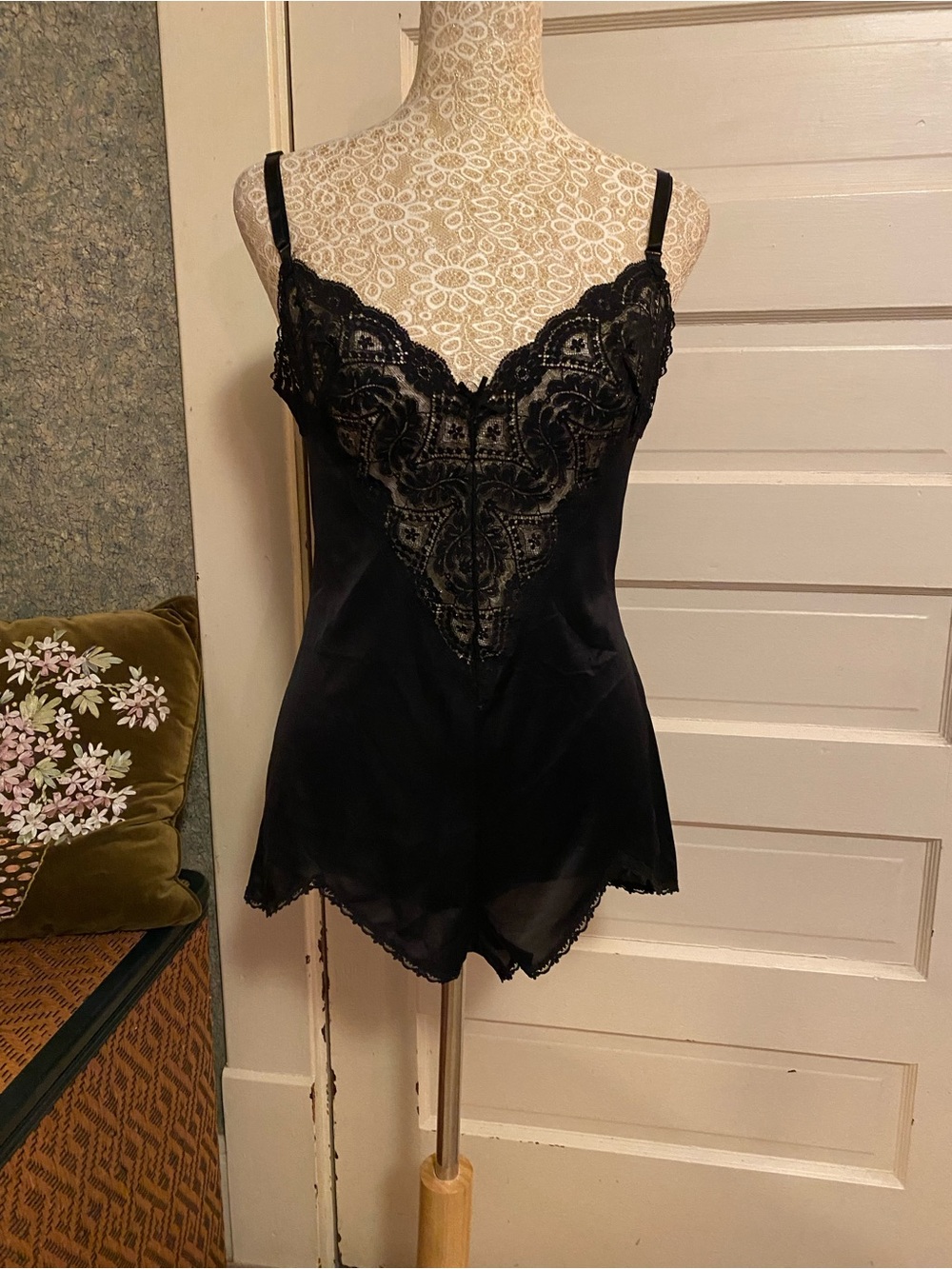 Vintage black lacy body suit teddy lingere Vassarette sz 34 (small) satin